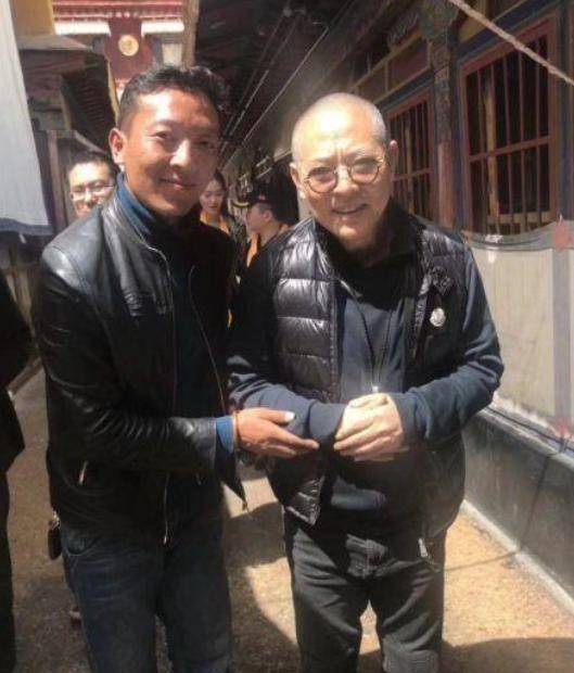 57岁利智陪伴李连杰参拜佛寺李连杰望向她的眼神里充满爱意