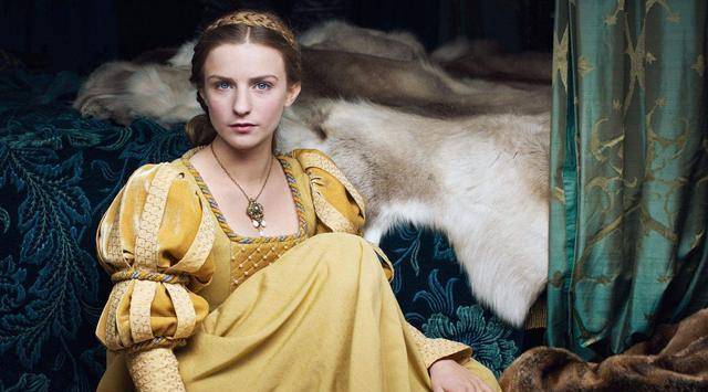 国王很喜欢王后却不愿意和王后同房还把王后打扮成洋娃娃