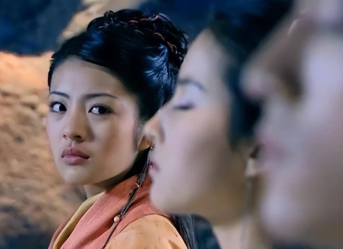 网红妆,大脑门,廉价的服装,不知道的还以为演的是女保镖.