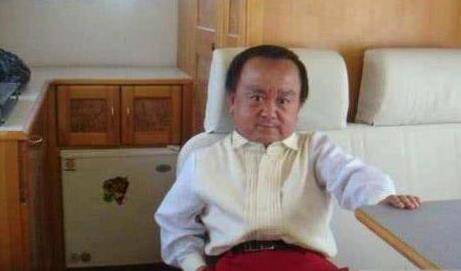 原创中国第一矮人身高一米娶小18岁娇妻今因无戏可拍被妻子分手