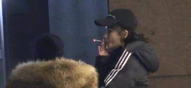 baby也无视室内禁烟条例被曝烟瘾发作在公众场合抽烟