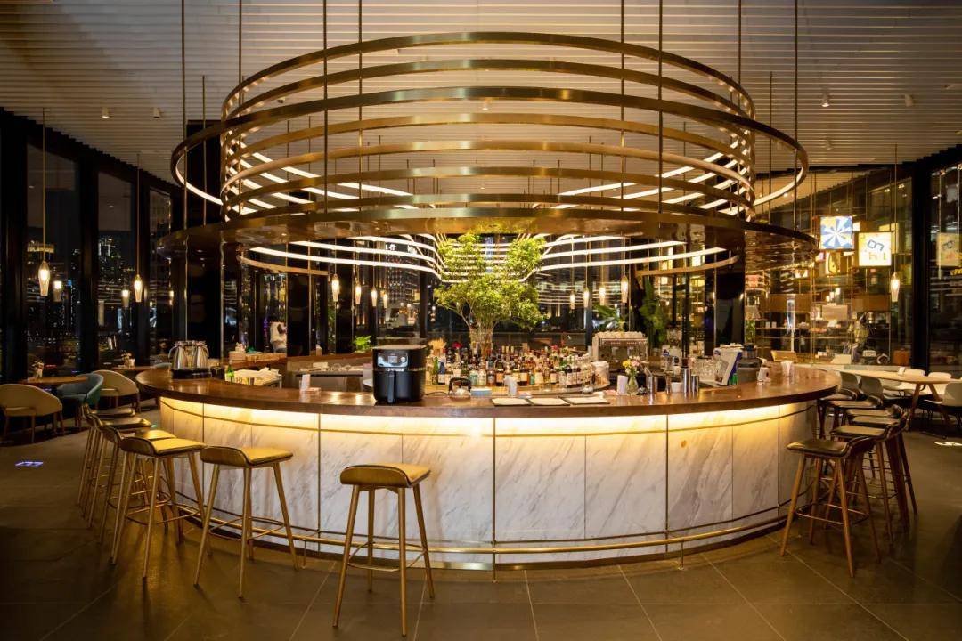 除了多样的天台艺术活动以外,四层还坐拥一家宝藏餐厅cloud bistro,正