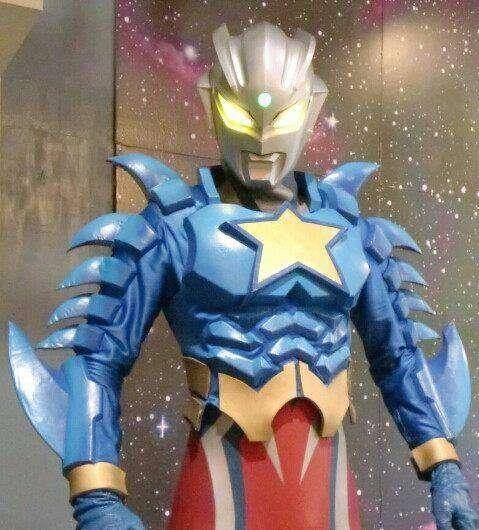 不是靠帕拉吉之盾,而是将赛罗的两个头镖幻化为铠