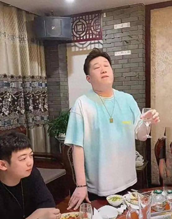 看到台下满坑满谷,座无虚席,有网友直呼,伦哥五百万到账,德云社顶流