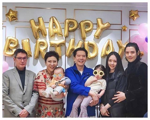 向佐晒儿子周岁宴现场紧搂郭碧婷秀恩爱儿女露正脸都是高颜值