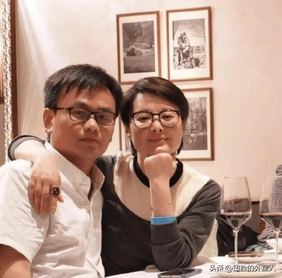 和徐威分手之后也断断续续的经历了好几段感情,2007年和演员赵岭结婚