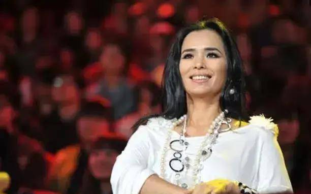 韦唯:被外国前夫家暴威胁,拼死夺回仨儿子抚养权,经历太坎坷_侯耀文