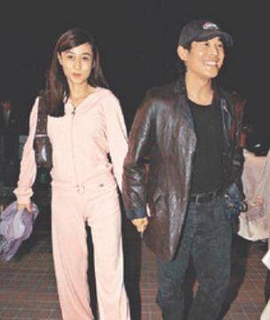 原创59岁利智喇嘛寺求神拜佛风韵不复从前一心服侍丈夫