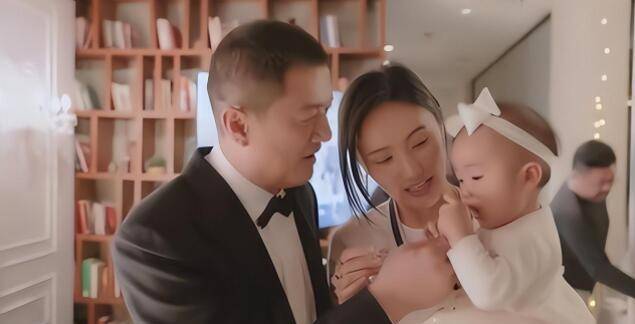 李亚鹏与粉丝合照听到王菲名字吓到表情失控两次强调这不该提