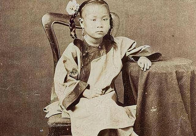 原创她15岁靠三寸金莲嫁入豪门洗脚时疼痛难忍丈夫却当成宝贝