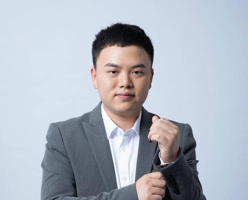 她30岁坐拥500亿,父亲是香港的"神秘大亨",却嫁给湖南穷小伙_姚尚坤