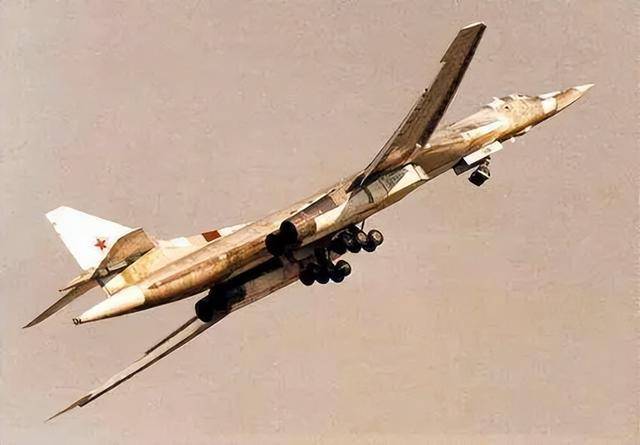 别连科在经过身体检查后登上了一架编号为"068"的米格25战斗机