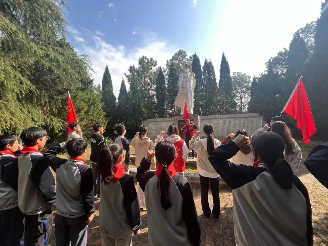 缅怀革命先烈赓续红色血脉弋阳县中畈中学开展清明祭奠革命先烈活动