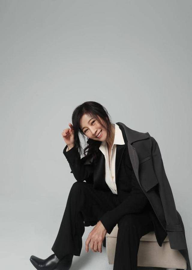 原创55岁方文琳翻转玉女形象超火辣打拳击秀腹肌事业线