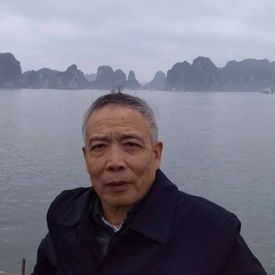 这是峨眉山市诗词研究协会会员邱述怀先生的斗字行书悬挂在亭子上书法