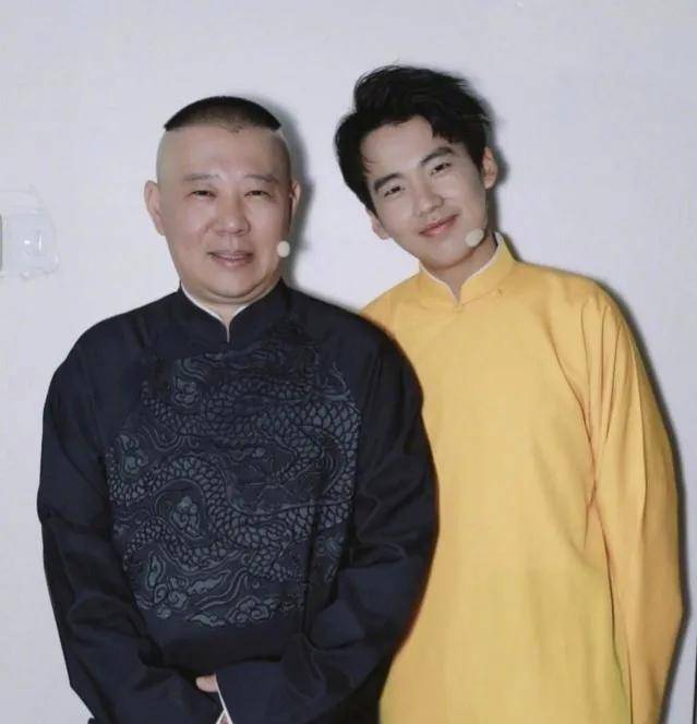 郭德纲台上口误,遭遇儿子郭麒麟调侃,老搭档于谦躺枪_相声_老郭_父亲