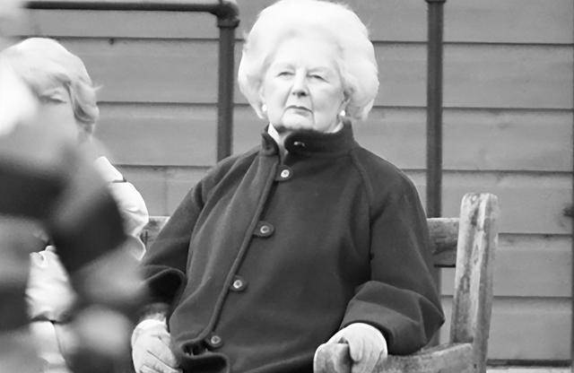 原创撒切尔夫人的凄凉晚年忘记丈夫已亡常对着其画像吃饭说话