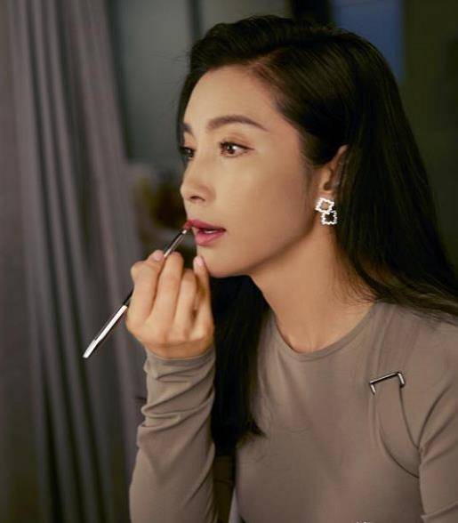 原创李冰冰穿紧身长裙拍片四肢纤细却被水桶腰出卖真实年龄