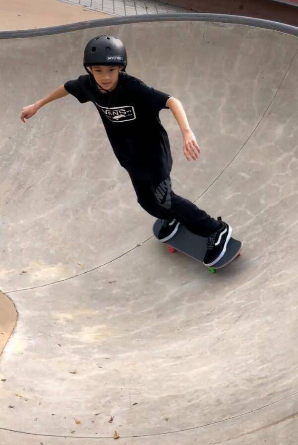 原创袁咏仪晒照为儿庆生14岁张慕童颜值帅气个头高痴迷滑板技艺高