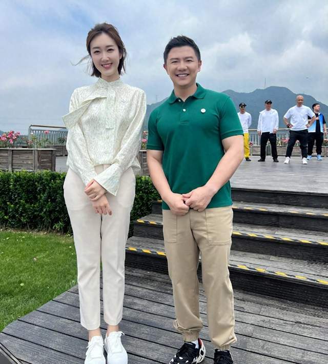他与才貌双全的美女翻译单竞缇的婚姻生活备受关注,两人的爱情故事被