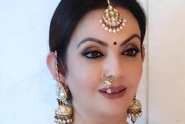 原创印度首富夫人鼻环镶满钻丈夫36年不变心年老色衰仍被宠上天