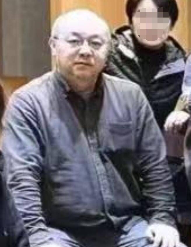 54岁窦唯现身灵隐寺头顶后脑勺大片秃顶与同龄王菲状态差太远