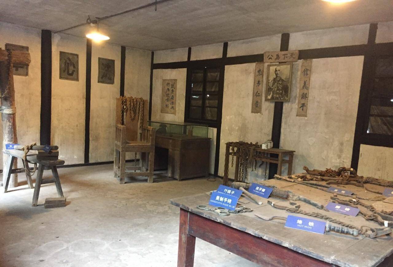 渣滓洞监狱信在后来被谭竹安转到了谭正伦的手里,她带着儿子彭炳忠在