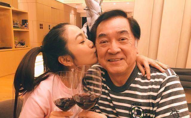 原创75岁秦沛一出场充满气势阔别3年回巢与女儿姜丽文首次同场