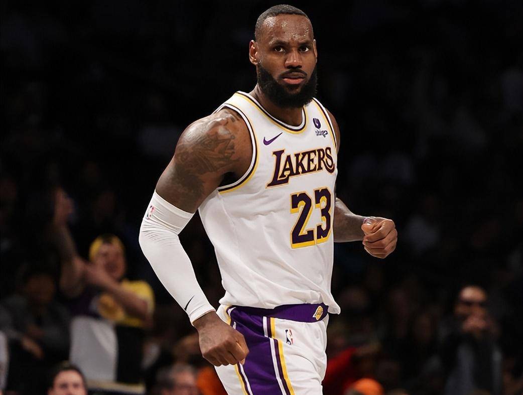 老詹没为破纪录狂投3分,篮网投降就下场拒绝刷分_詹姆斯_三分球_比赛