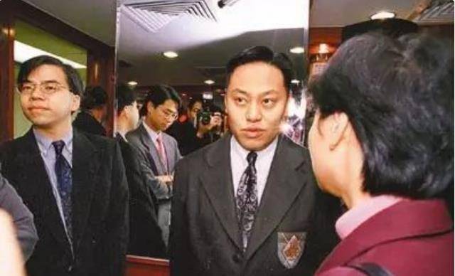 在2005年,警方接到报警电话,于是到新世纪酒店搜查,发现罗兆辉与三名
