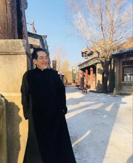 原创74岁秦汉近照曝光穿黑色长大衣不输小鲜肉孤身一人惹人叹