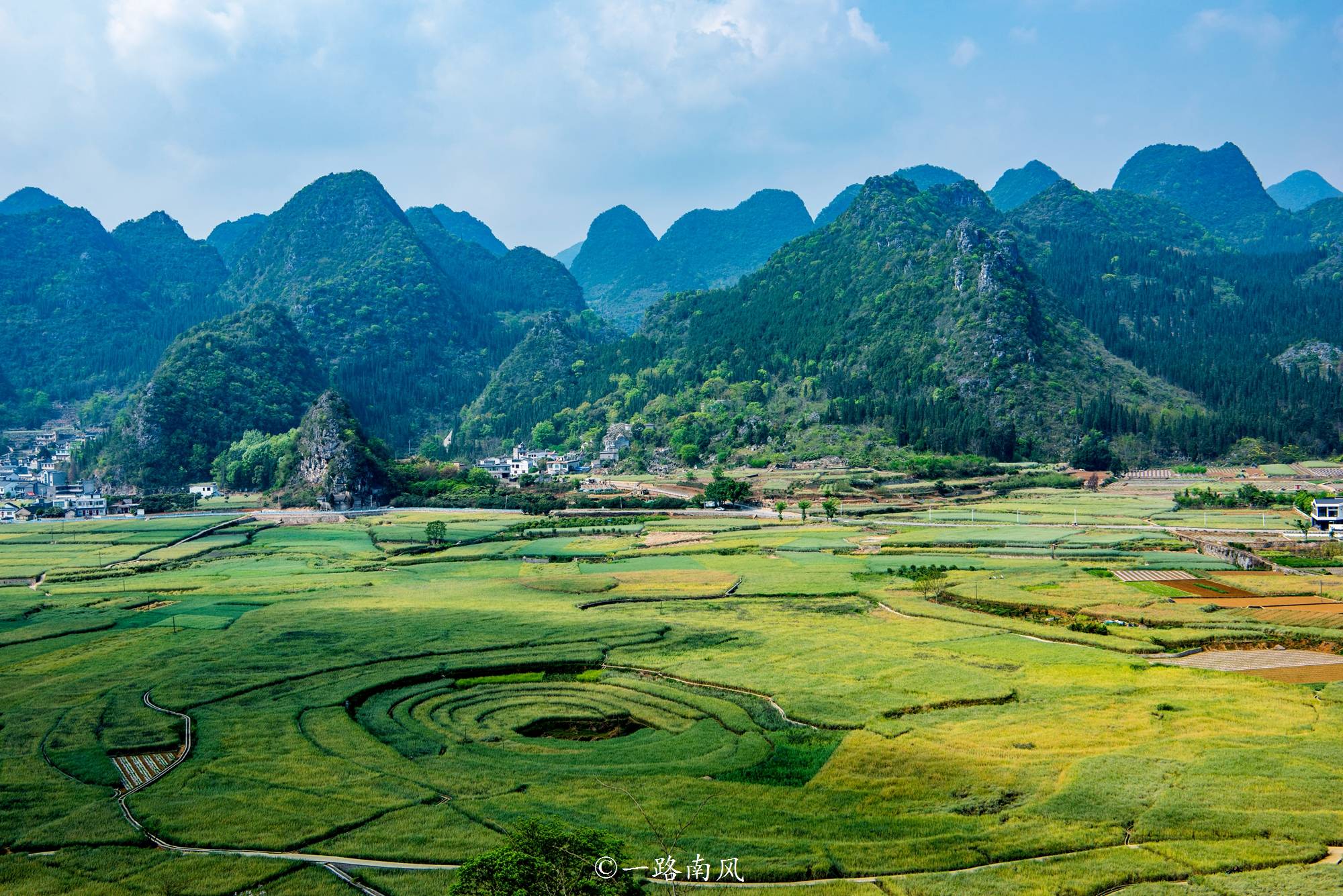 列阵峰林,宝剑峰林,群龙峰林,罗汉峰林,叠帽峰林5种,七彩田野是完美的