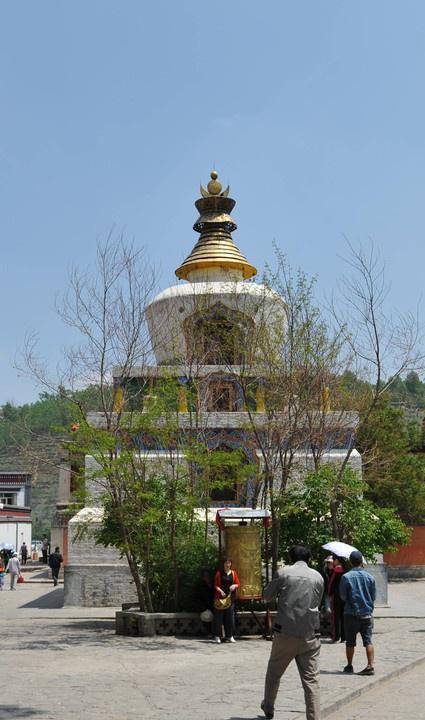 原创青海塔尔寺曾花3亿元修缮金瓦殿黄金用掉几千两现成佛学院