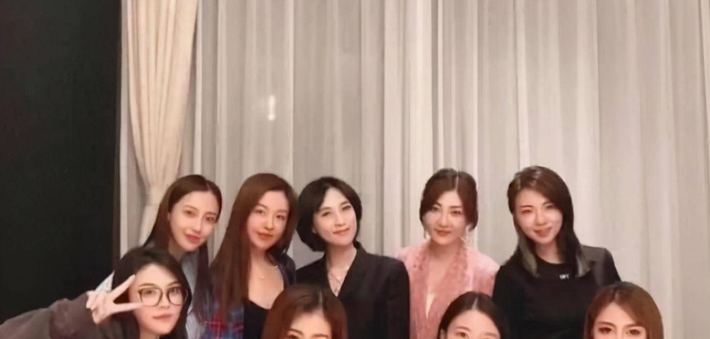 baby和闺蜜聚会个个都打扮得花枝招展把杨颖看的平平无奇