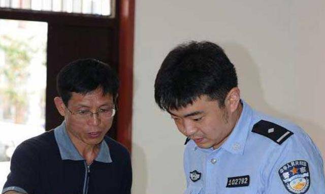 成为片警之后,卫辰尧牢记母亲的嘱咐,怀着一颗为人民服务的心四处奔走