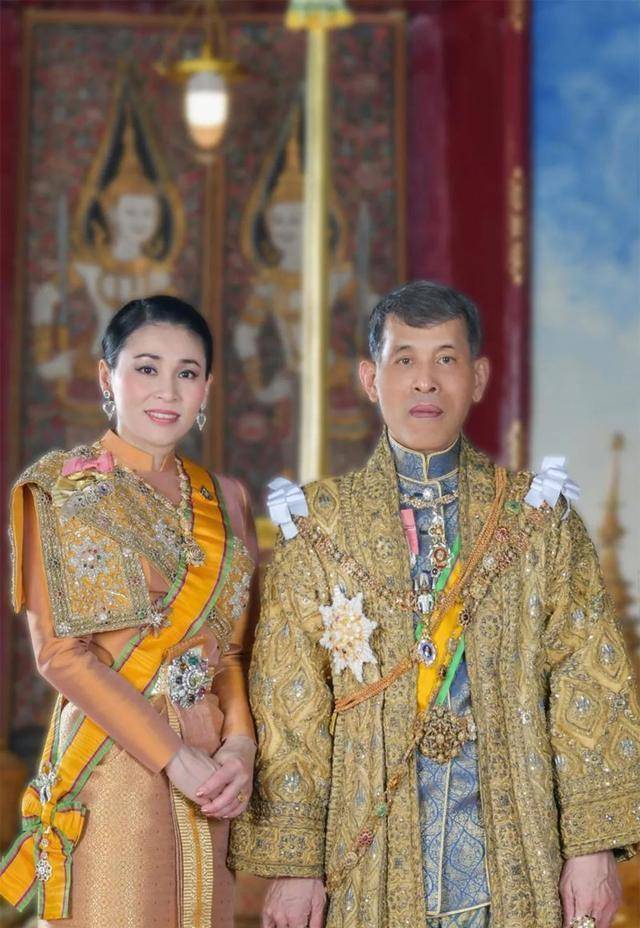 带着小36岁的苏提拉王后,两人一起现身曼谷皇家寺庙,参加泰国大斋节