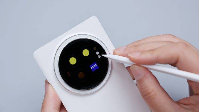 光线照射下会看得更清楚一些,最上面单独的圆孔对应后置降噪麦克风