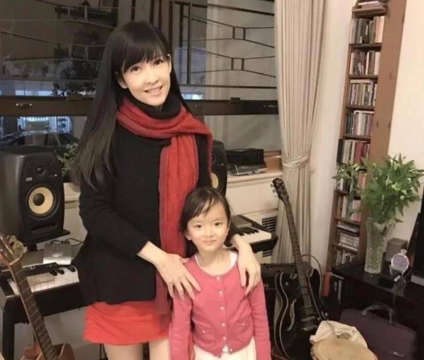 原创娱乐圈没有孩子的女星杨丽萍为跳舞拿掉孩子刘雪华终身不孕