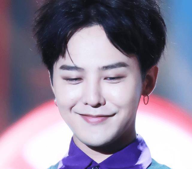 自从退伍之后,权志龙就没有参加过任何的综艺,但是他却发行过一双鞋子