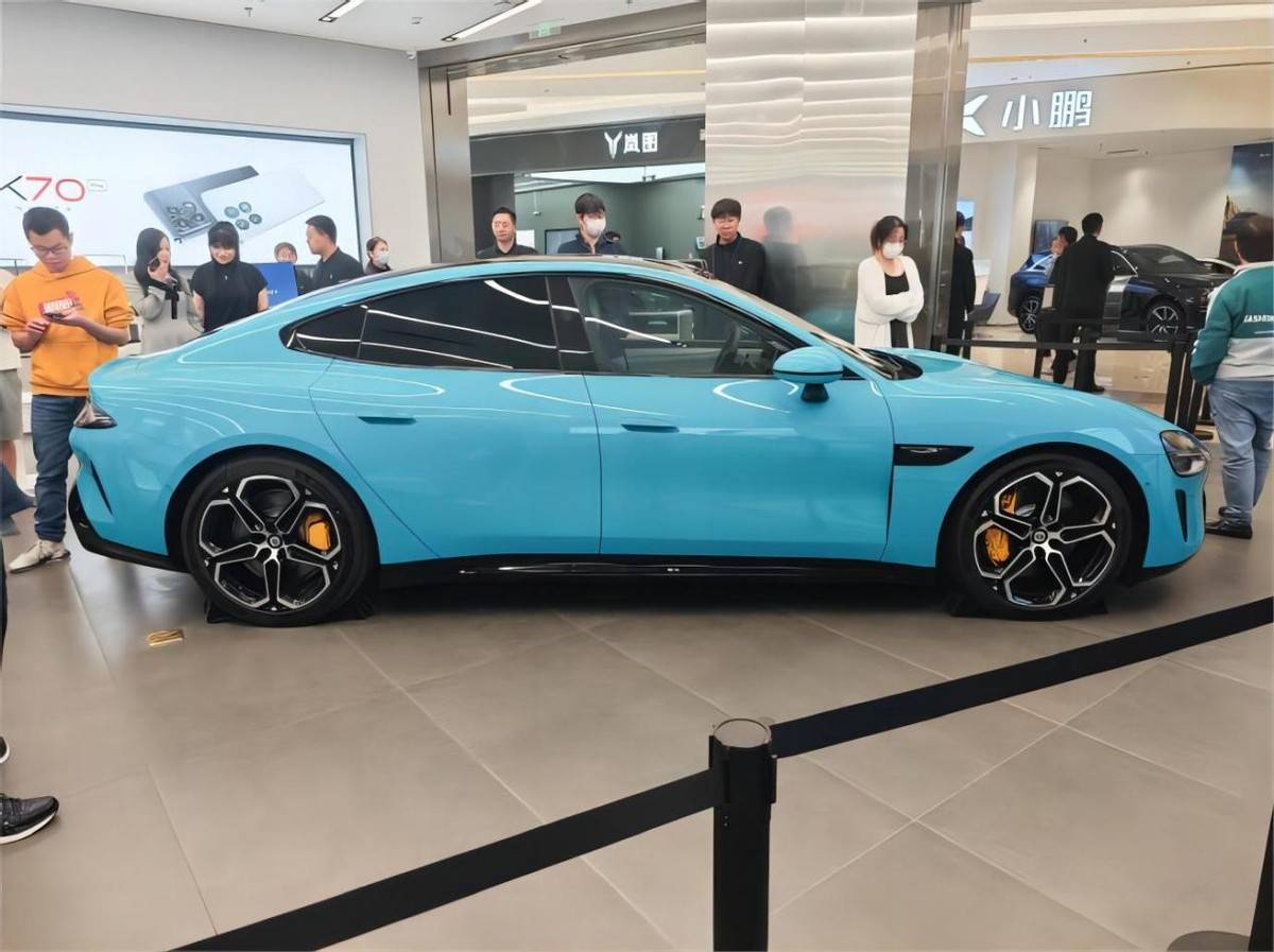 小米su7售价偏高米粉说买不起果粉上雷军表示亏本卖