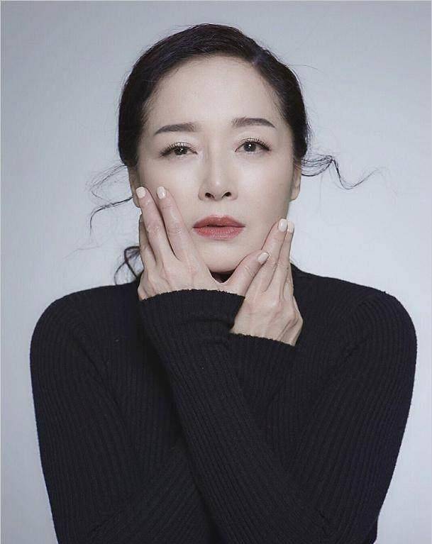 原创60岁恬妞仍如此调皮可爱32岁女儿活成男人样两人合影更像母子