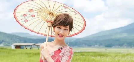 这个被时光宠爱的女人用什么打动了时光