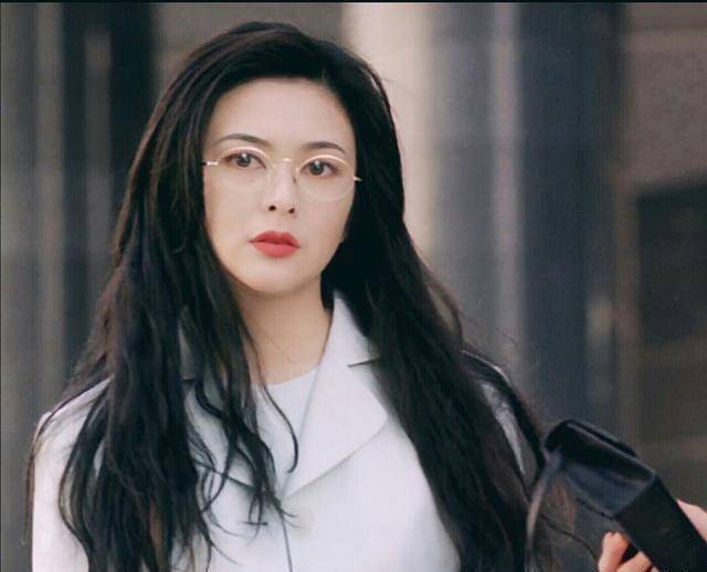 原创57岁关之琳疑和男模相爱半月约3次如胶似漆两人合影不搭调