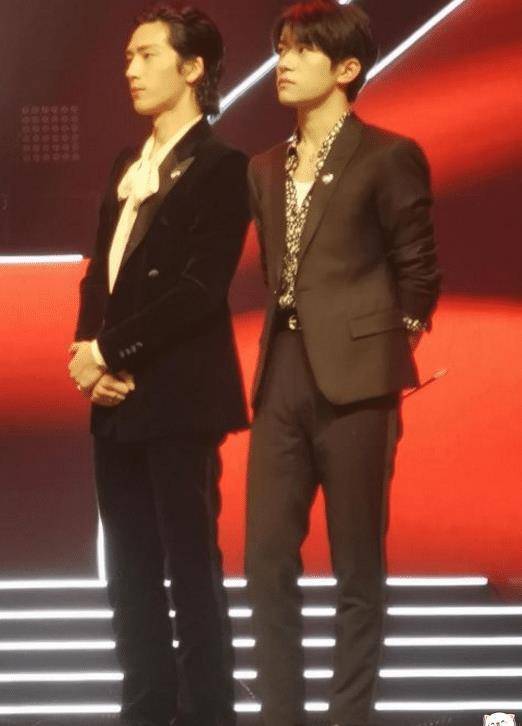 易烊千玺跟他也是相差无几,想必大家都知道,井柏然官方身高183,而易烊