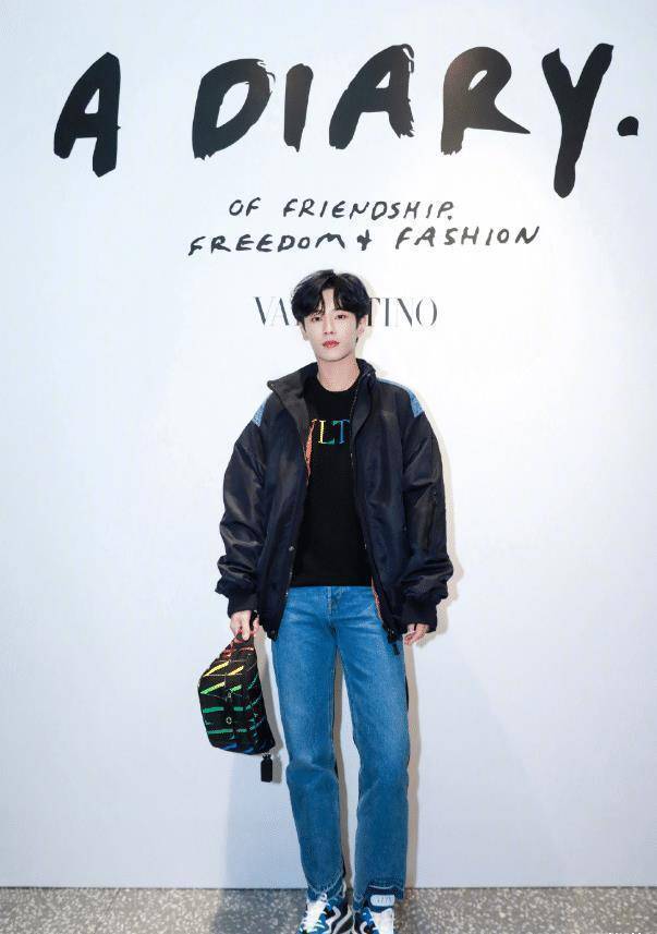 原创李汶翰全新时尚大片穿黑色印花卫衣配牛仔裤活力男友风酷帅十足