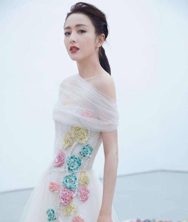 毛晓彤晒美照公开新剧造型,初恋短发太减龄,32岁看着却像22岁