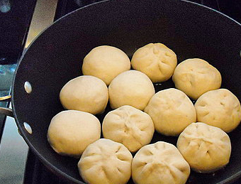 5分钟卖完一锅,客人排长队也要买_面团_水煎包_沙拉油