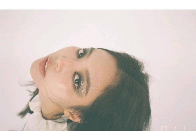 jennie画被打妆吓哭小孩穿宫廷风衬衫配皮裤无修图变小短腿