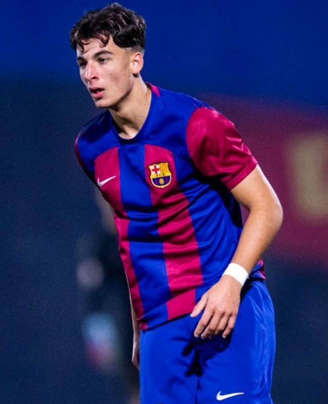 身体对抗还不够强硬,并且仍处于成长阶段,但根据骨龄推算,他的身高可