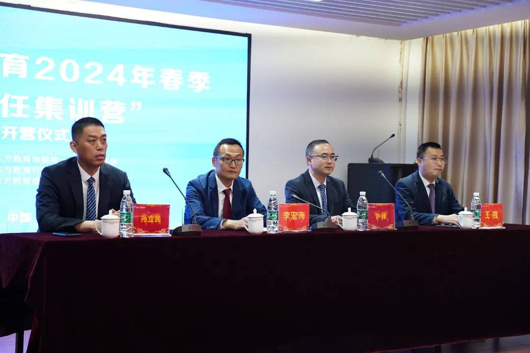 成都新华高级技工学校校长李宏海,重庆新华技工学校校长尹峰,重庆新华